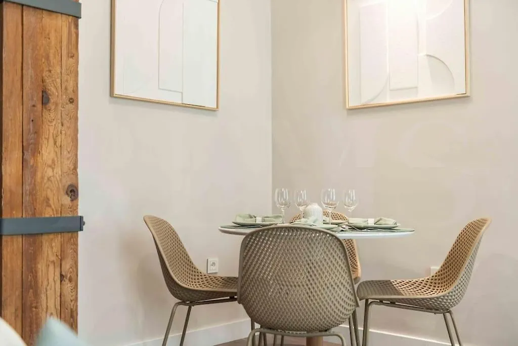Eclectic & Elegant Apartment By Rems 马拉加