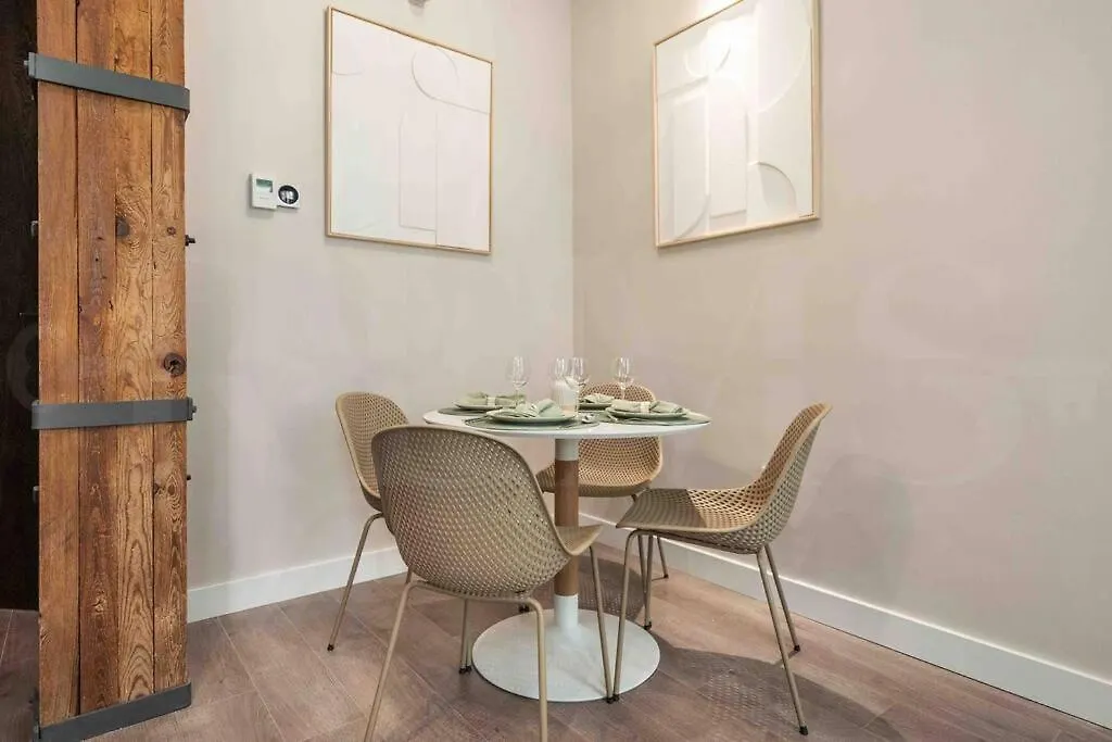 Eclectic & Elegant Apartment By Rems 马拉加