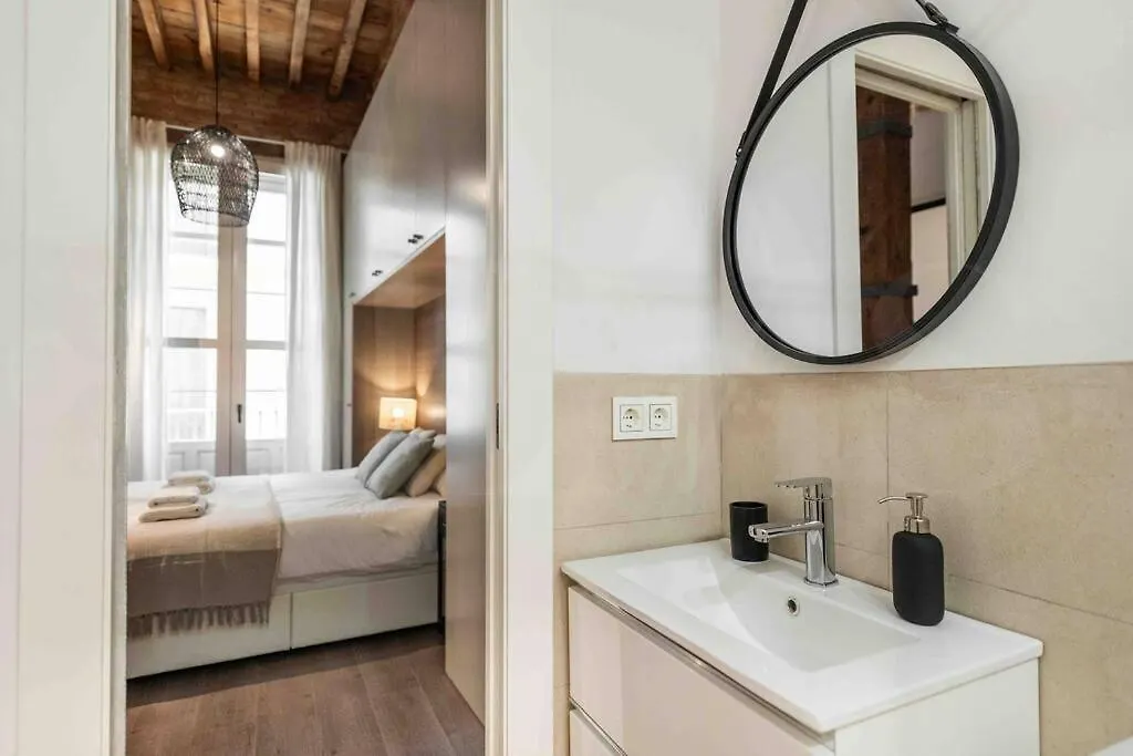 Eclectic & Elegant Apartment By Rems 马拉加